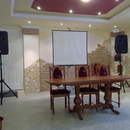 Central Apartman Gyula Bagian luar foto