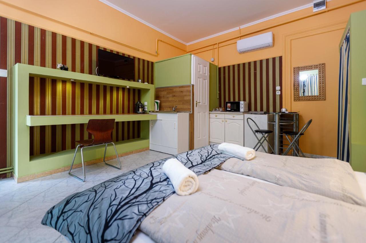 Central Apartman Gyula Bagian luar foto