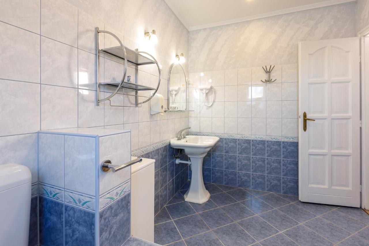 Central Apartman Gyula Bagian luar foto