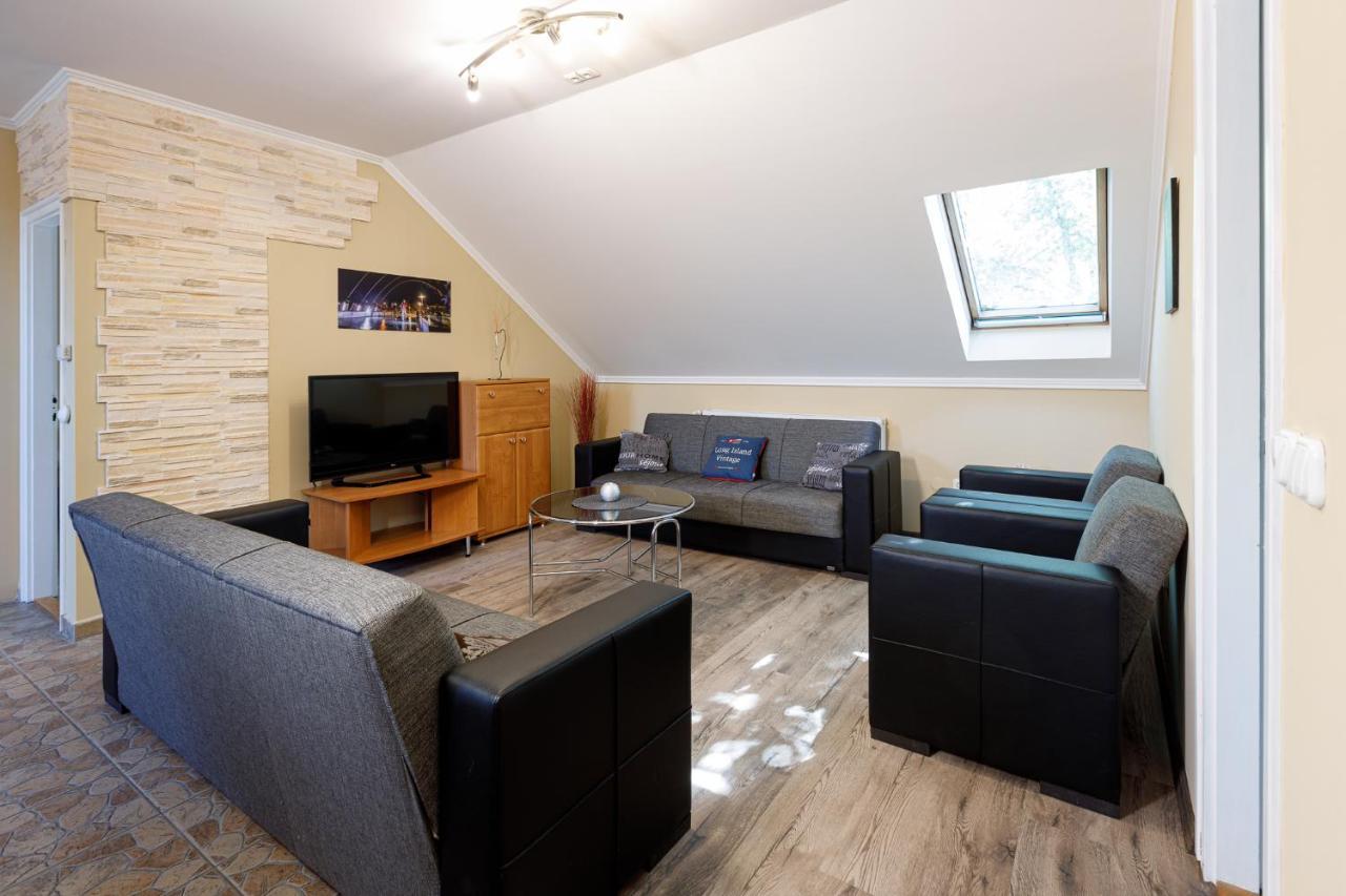 Central Apartman Gyula Bagian luar foto