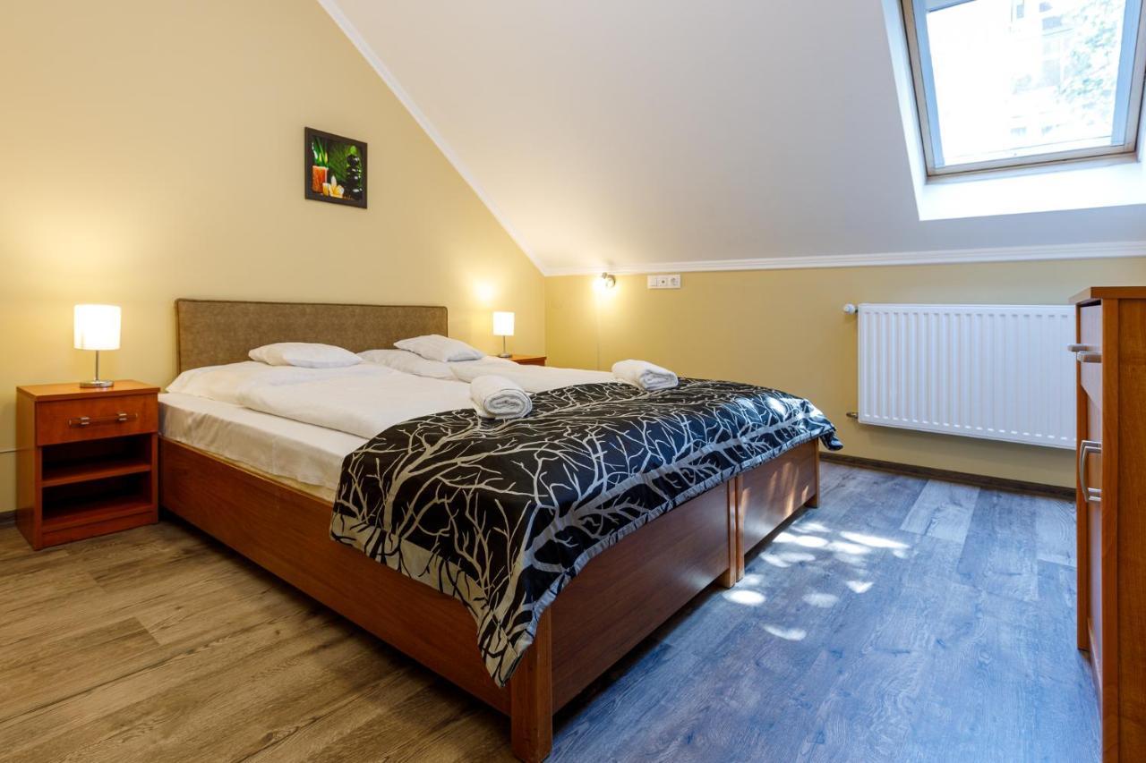 Central Apartman Gyula Bagian luar foto