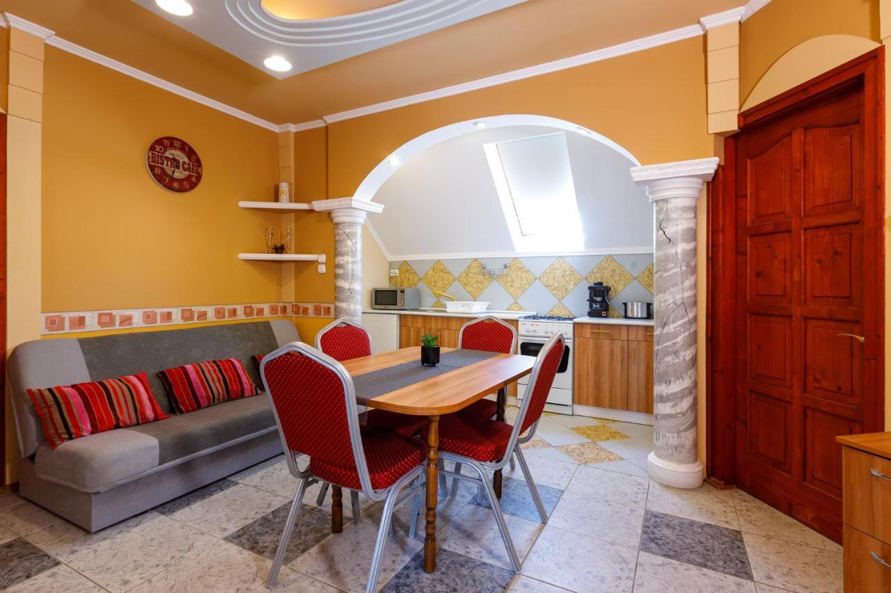 Central Apartman Gyula Bagian luar foto