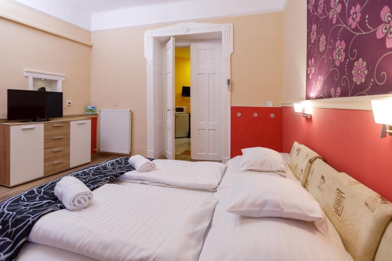 Central Apartman Gyula Bagian luar foto