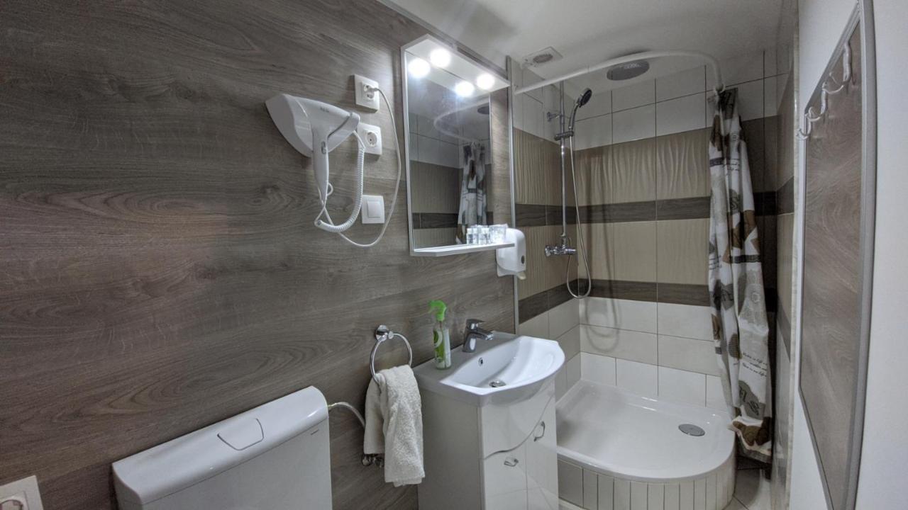 Central Apartman Gyula Bagian luar foto