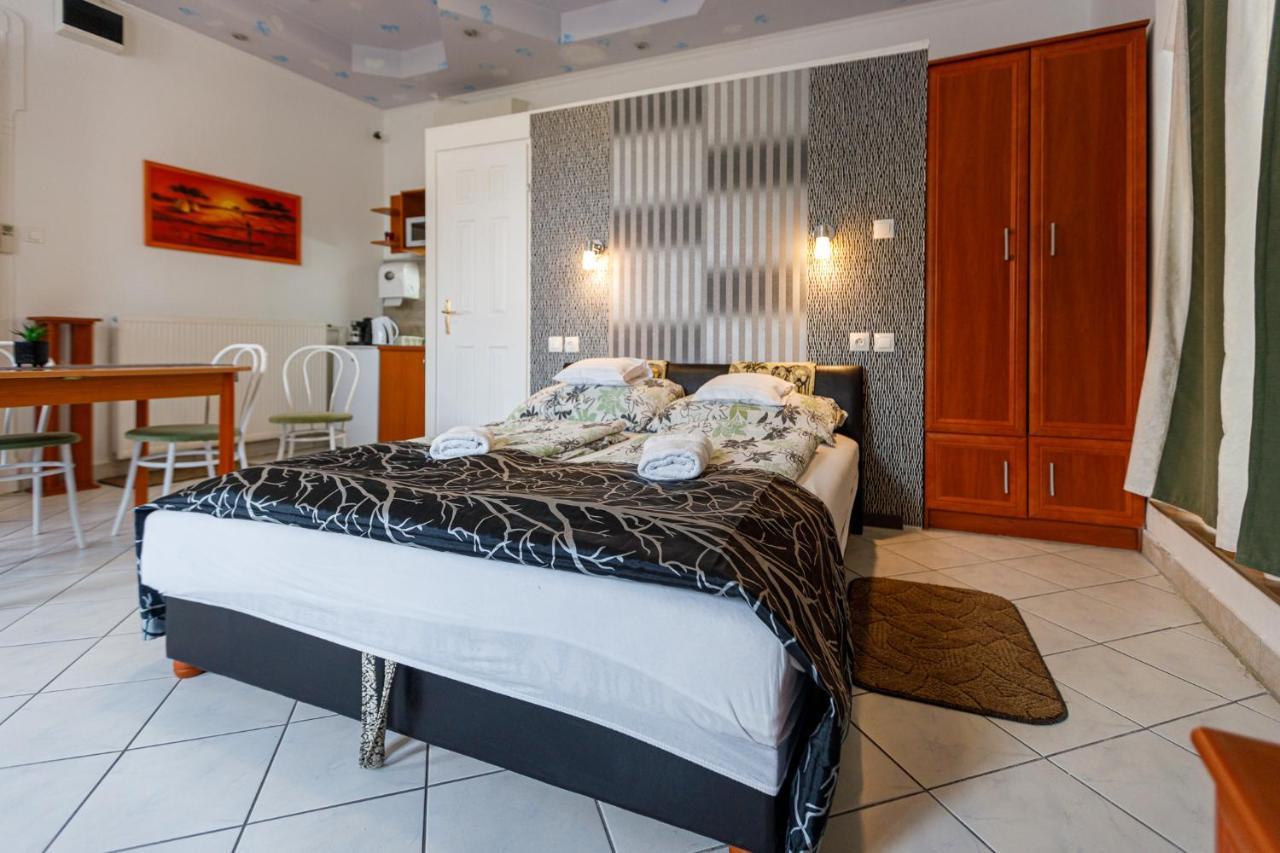 Central Apartman Gyula Bagian luar foto