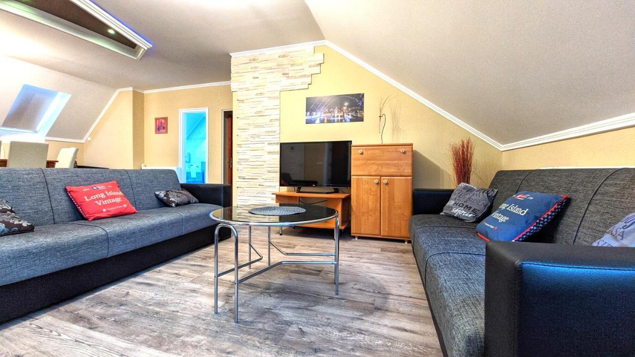 Central Apartman Gyula Bagian luar foto
