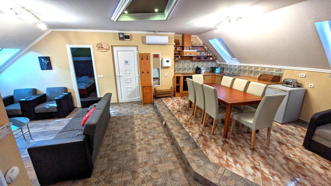Central Apartman Gyula Bagian luar foto