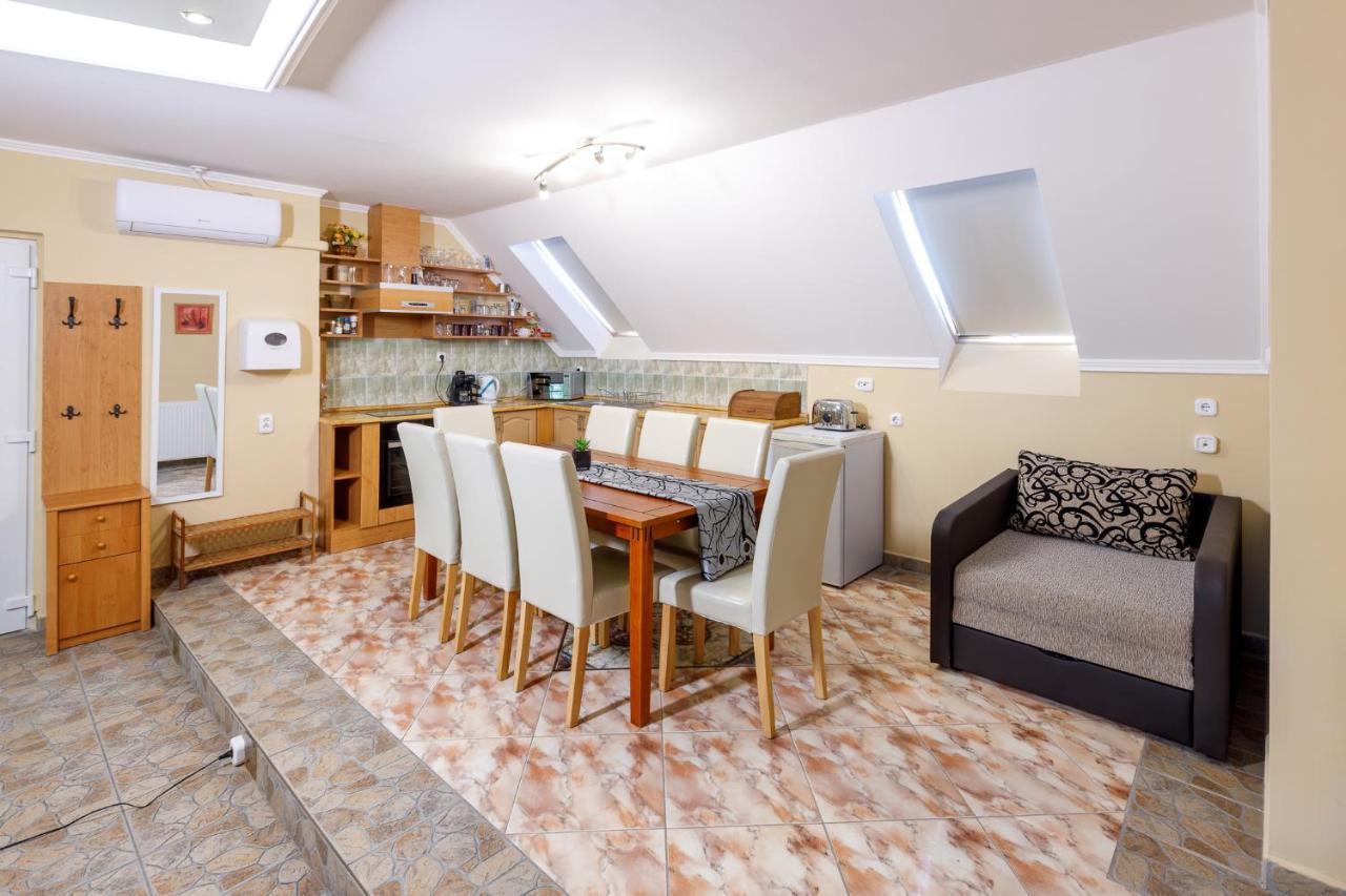 Central Apartman Gyula Bagian luar foto