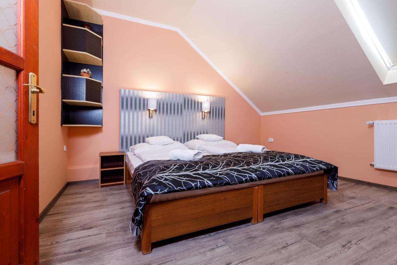 Central Apartman Gyula Bagian luar foto