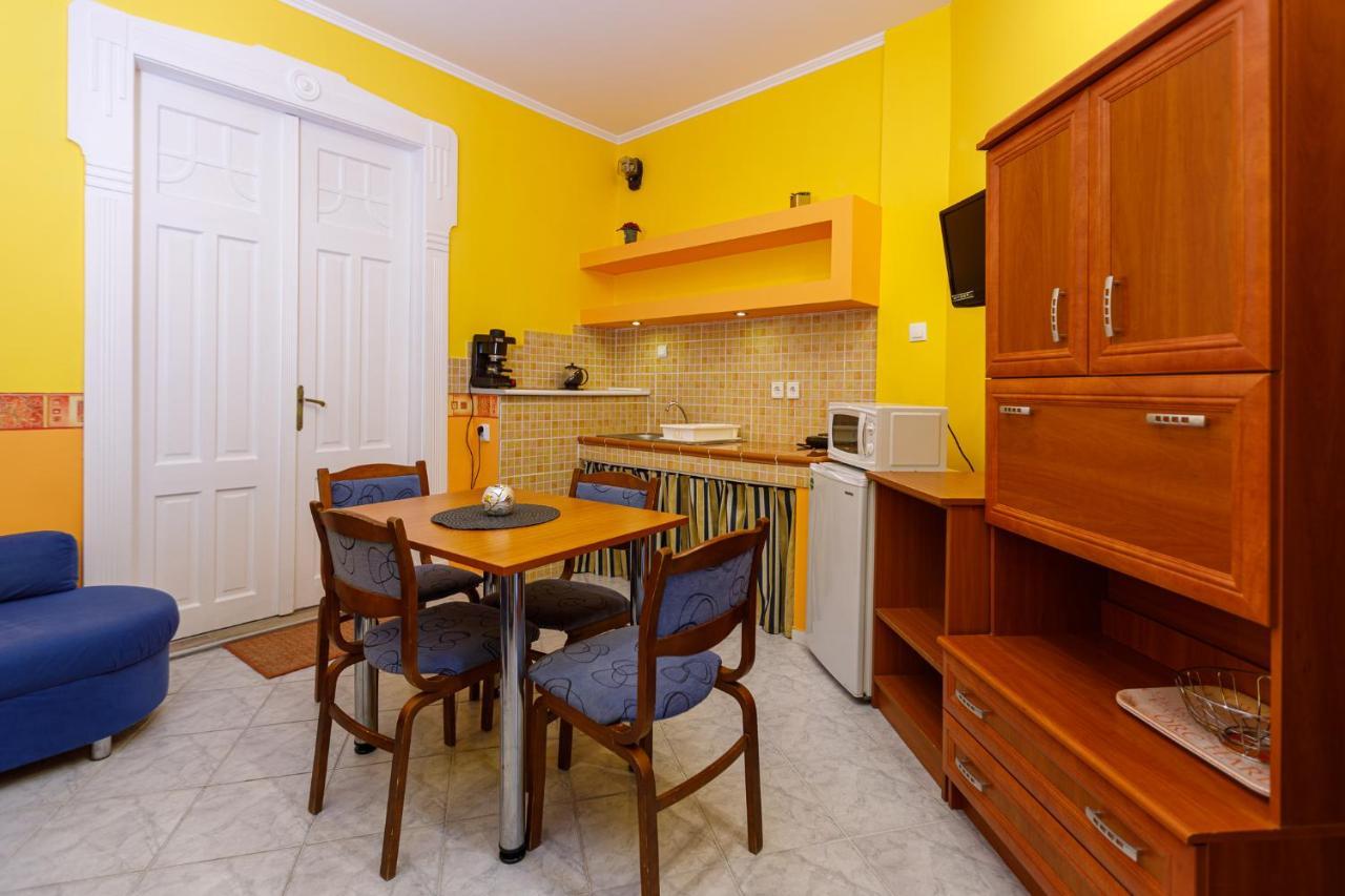 Central Apartman Gyula Bagian luar foto