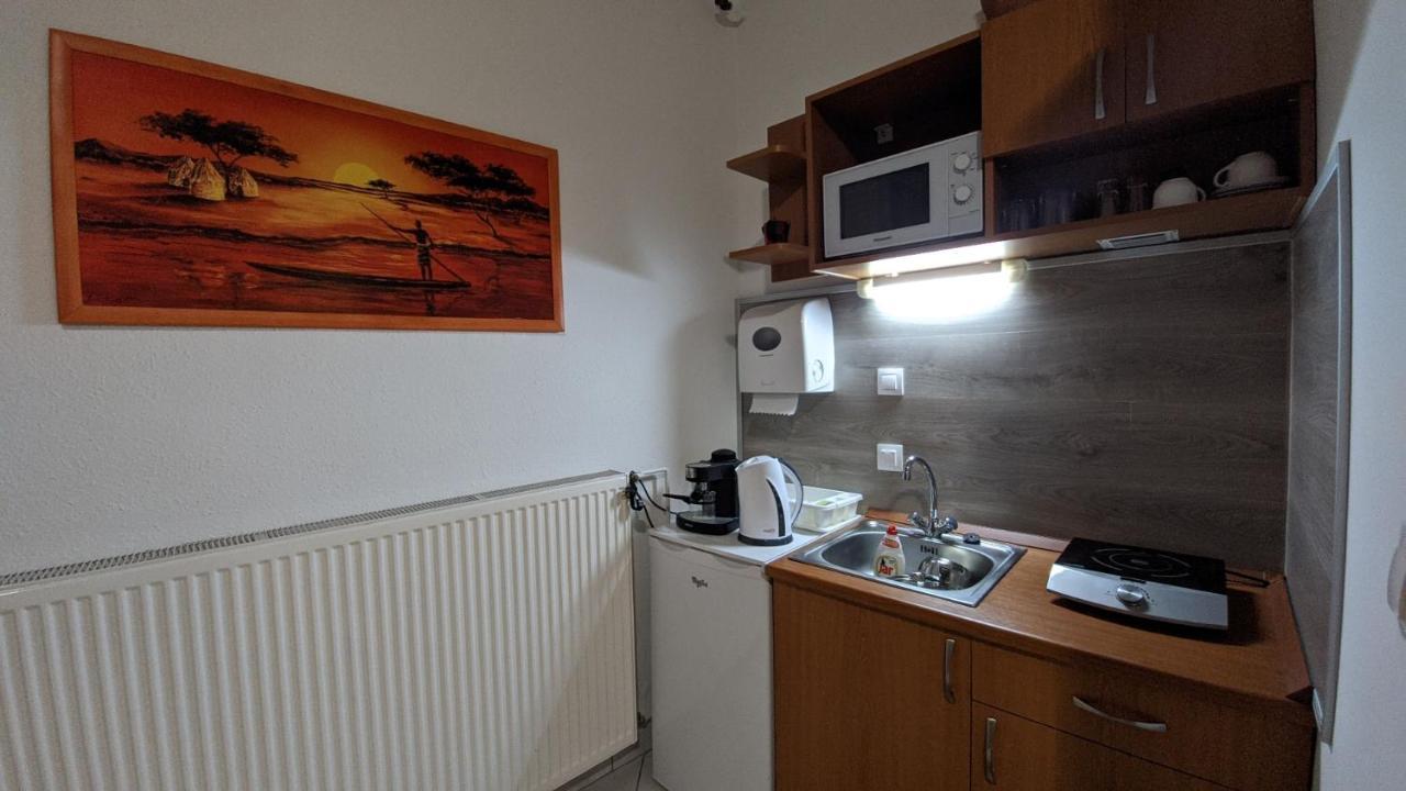 Central Apartman Gyula Bagian luar foto