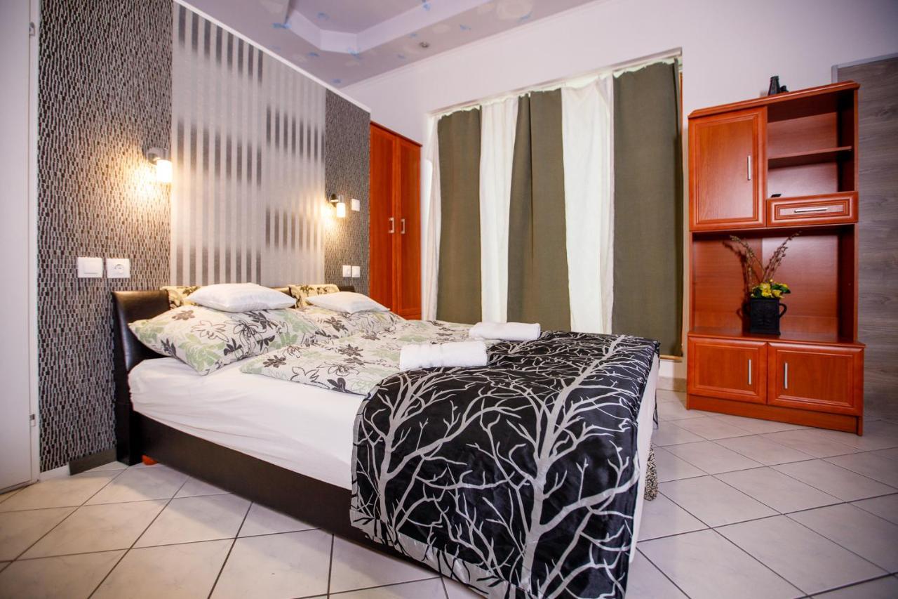 Central Apartman Gyula Bagian luar foto