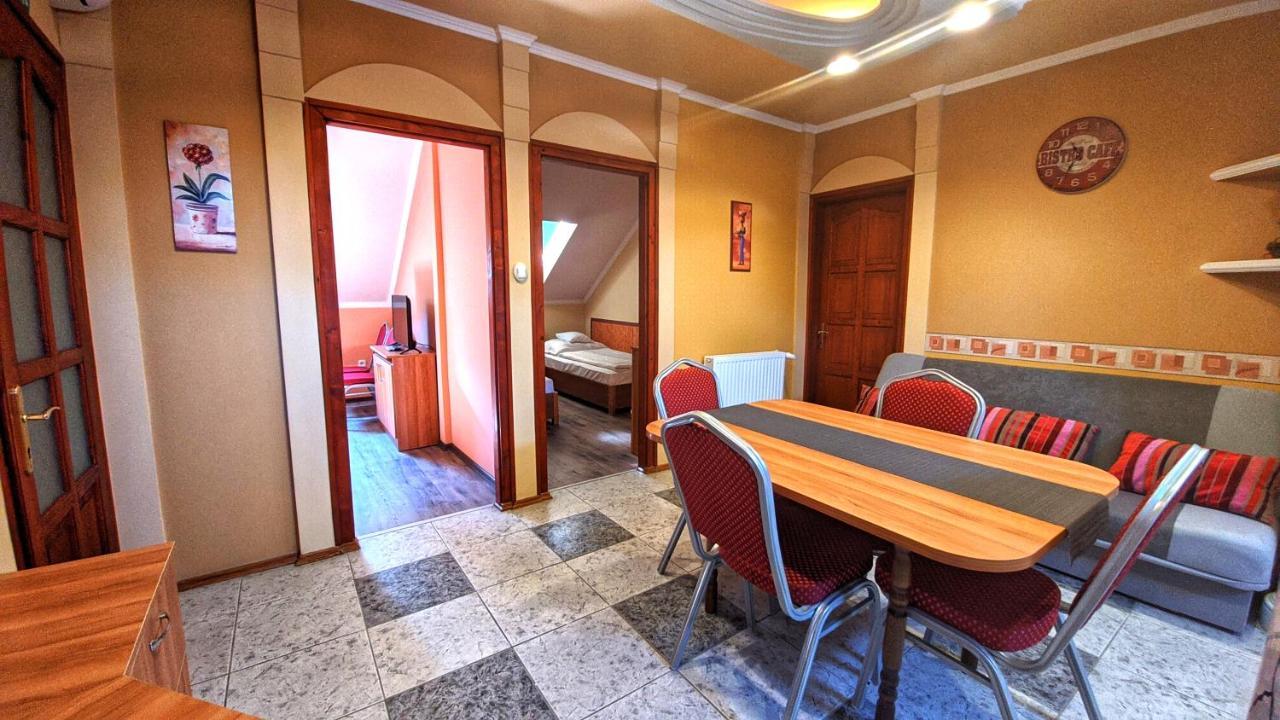 Central Apartman Gyula Bagian luar foto