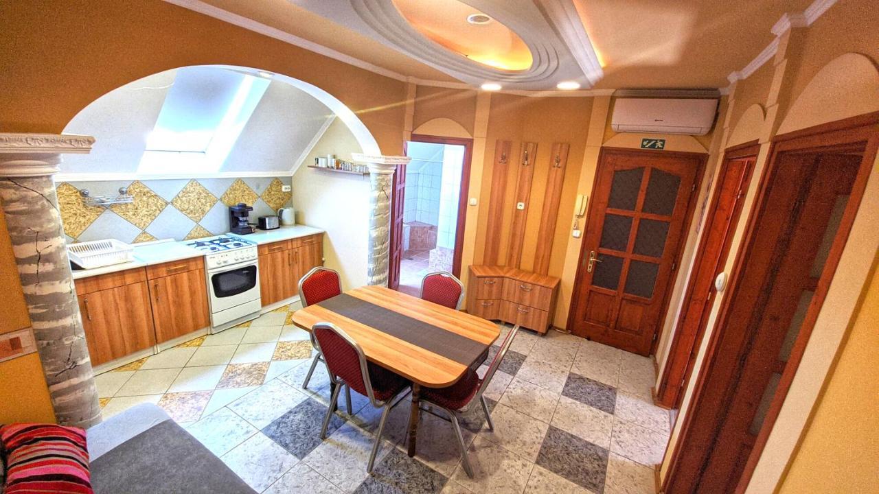 Central Apartman Gyula Bagian luar foto