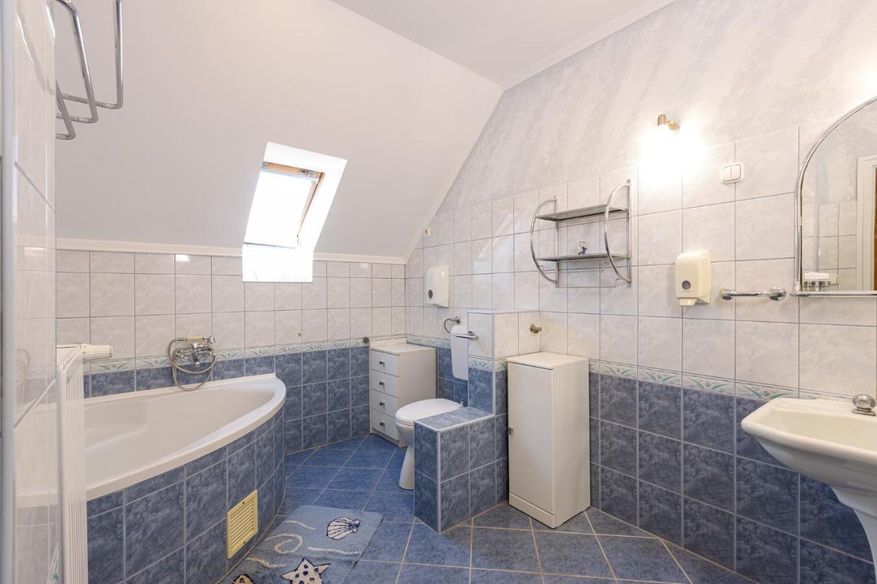 Central Apartman Gyula Bagian luar foto