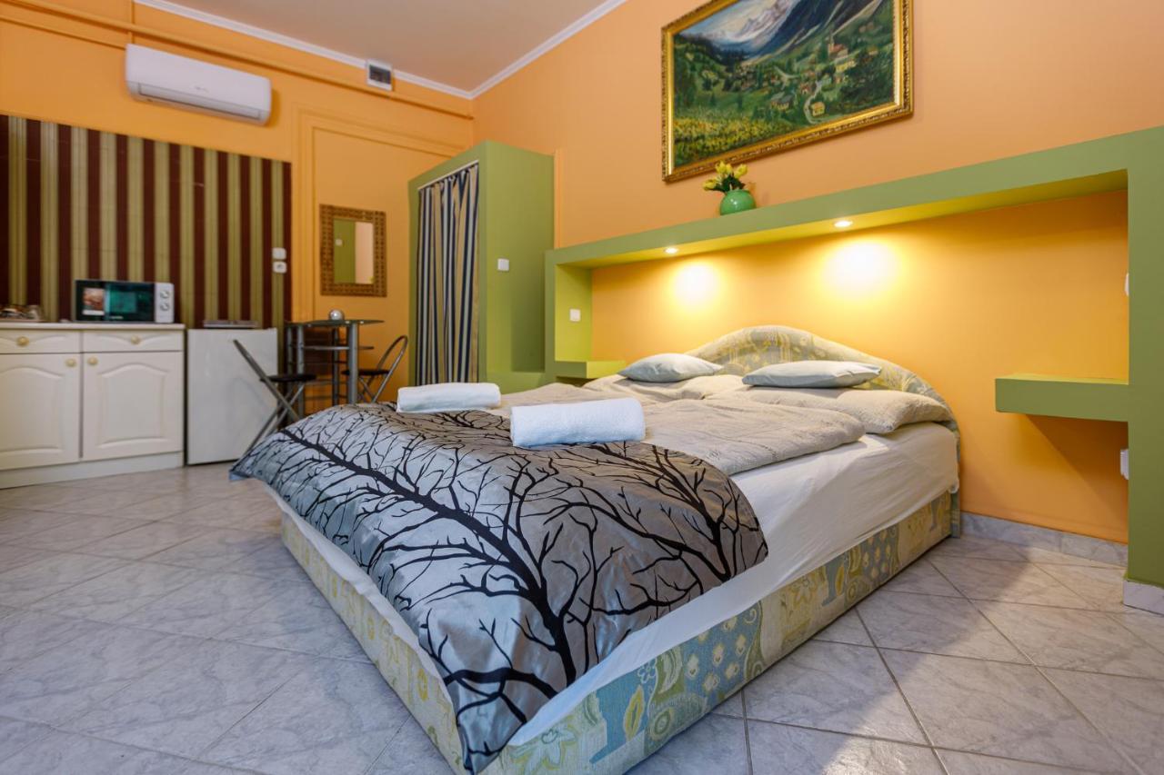 Central Apartman Gyula Bagian luar foto