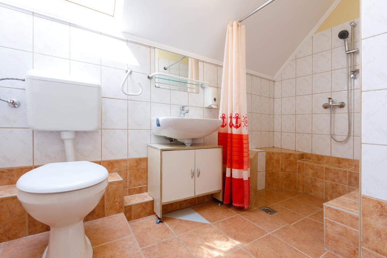 Central Apartman Gyula Bagian luar foto