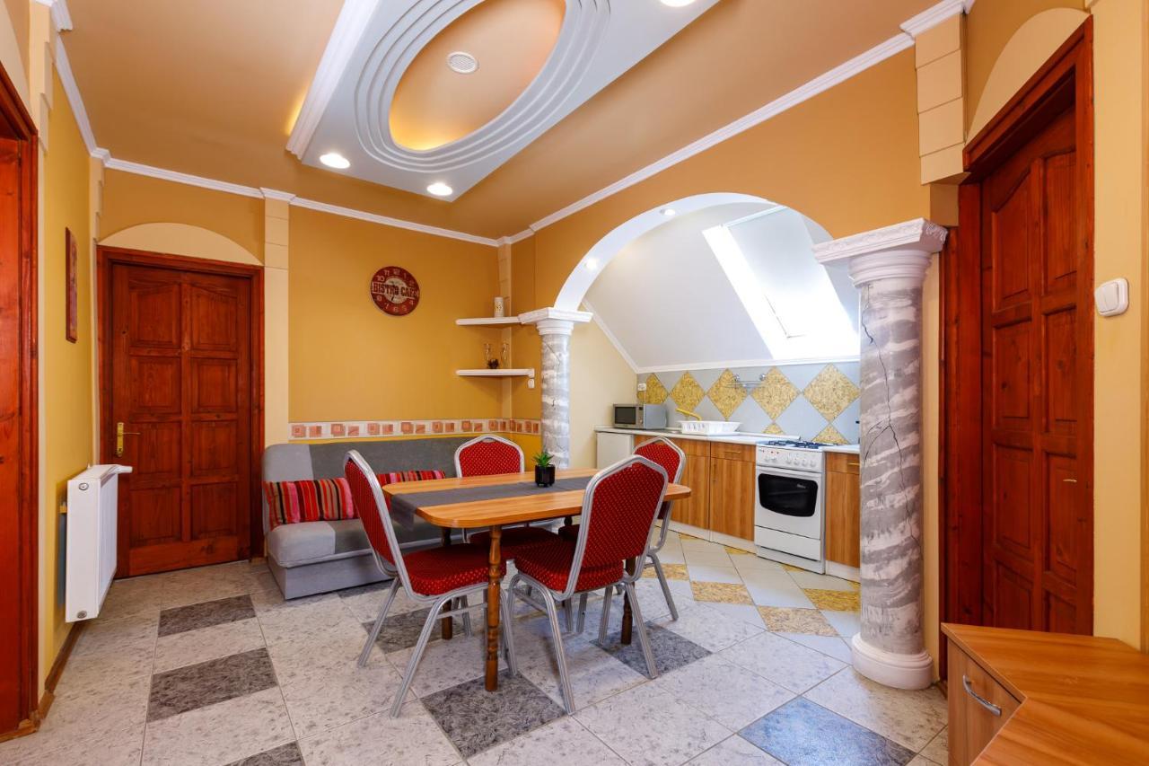 Central Apartman Gyula Bagian luar foto