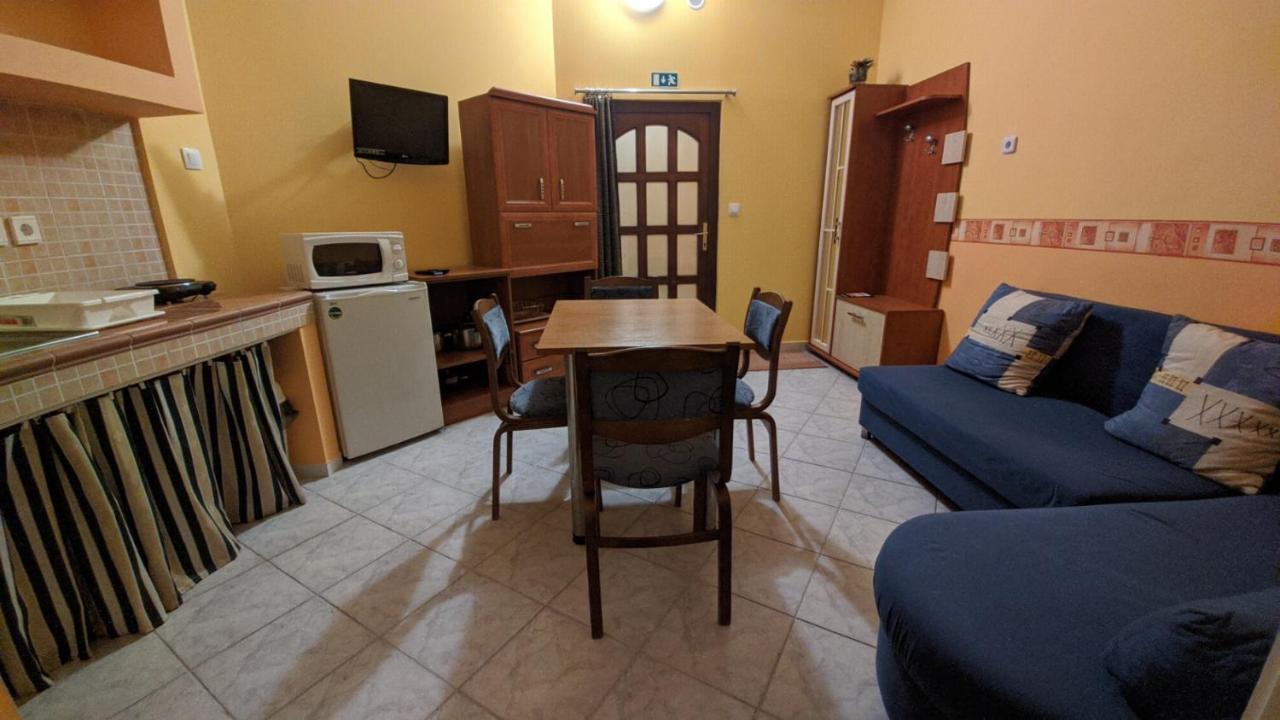 Central Apartman Gyula Bagian luar foto