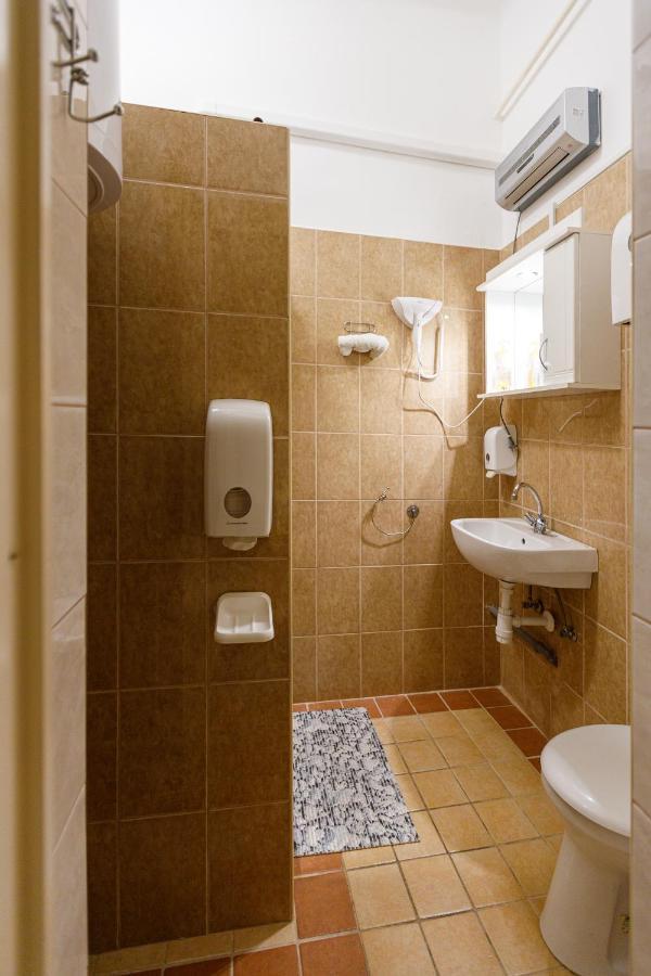 Central Apartman Gyula Bagian luar foto