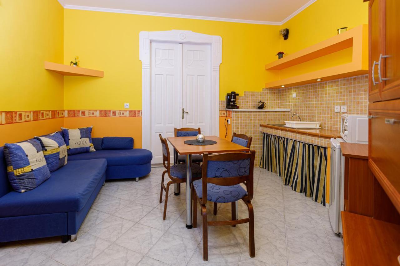 Central Apartman Gyula Bagian luar foto