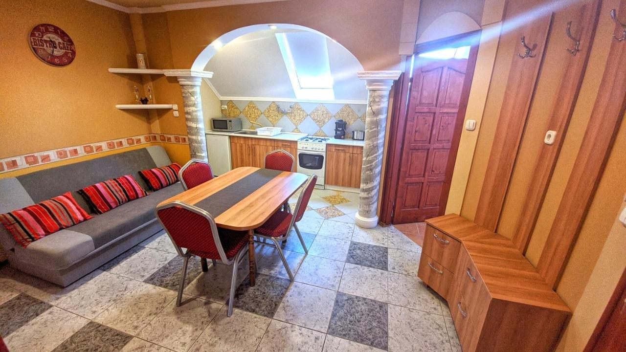Central Apartman Gyula Bagian luar foto