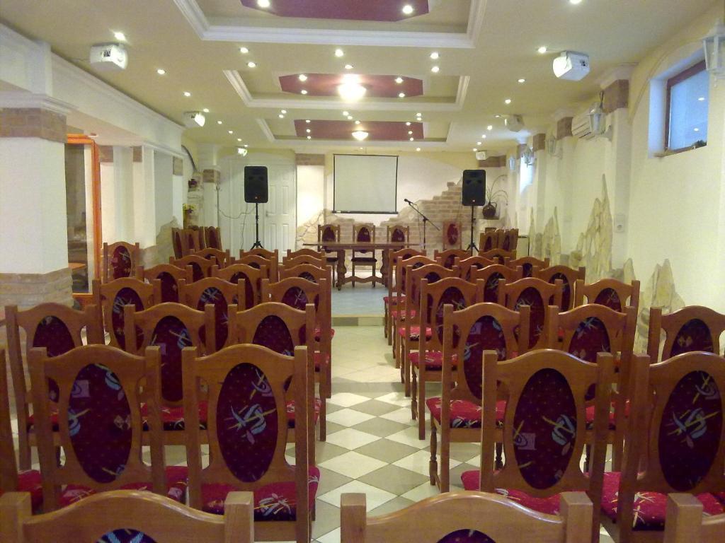 Central Apartman Gyula Bagian luar foto